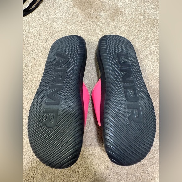 size 7 under armor black and pink slides! - Picture 2 of 3